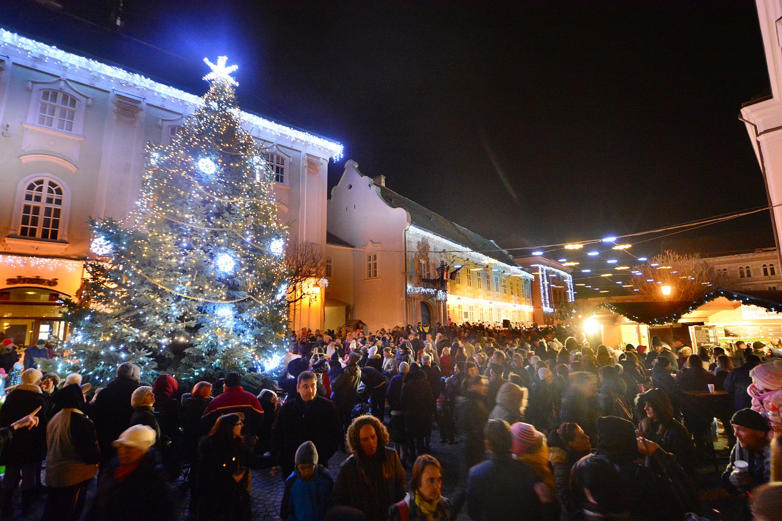 Felgyúltak a karácsonyi fények Székesfehérvár Belvárosában